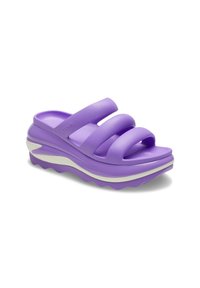 Infradito a piattaforma viola con tre ampie cinghie, soletta testurizzata e banda bianca a contrasto sulla suola. Realizzati in materiale sintetico resistente.