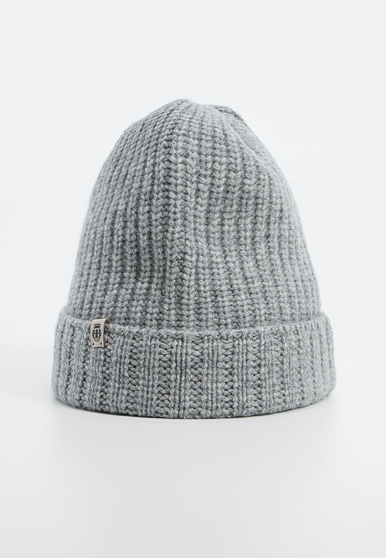 Szara dziana czapka typu beanie z teksturowanym wzorem, z podwiniętym brzegiem i małą metką z przodu. Wykonana z ciepłego, elastycznego materiału.