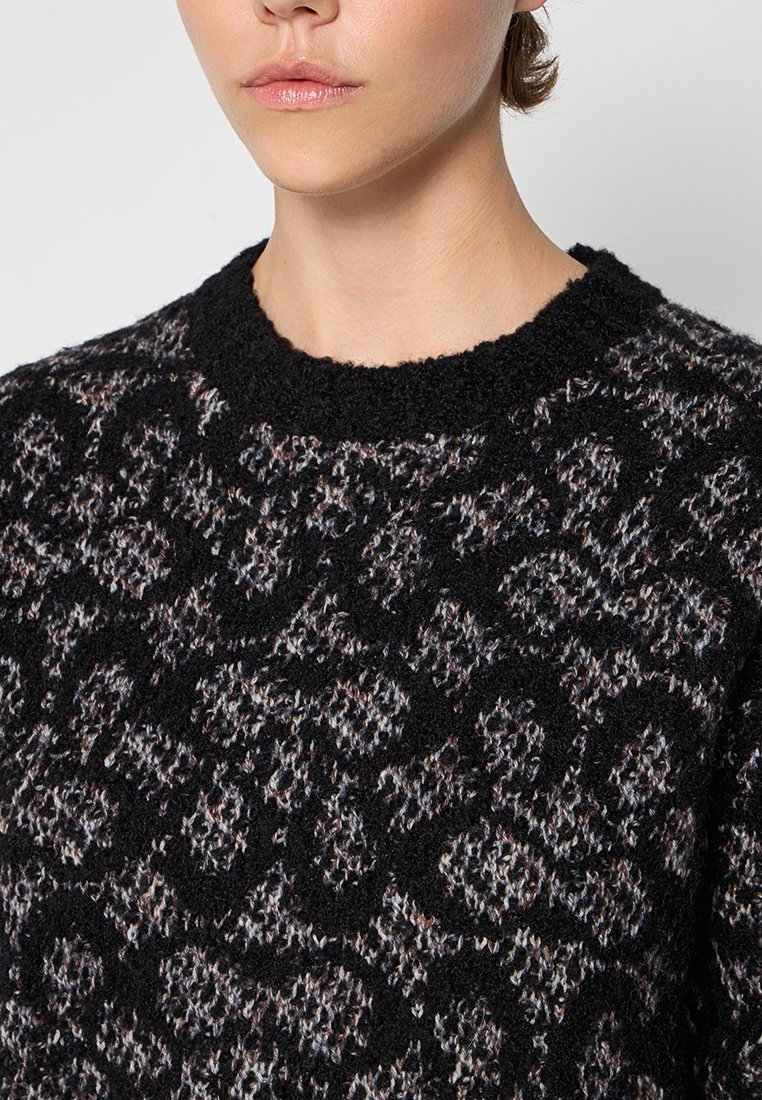 Zwarte gestructureerde trui met een zachte, donzige brei en een subtiel panterprintpatroon in grijs- en crèmekleuren. Ronde halslijn.