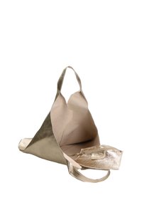 Borsa tote in metallo dorato con interno morbido, forma elegante e due manici lunghi. Include una pochette con zip staccabile in materiale abbinato.