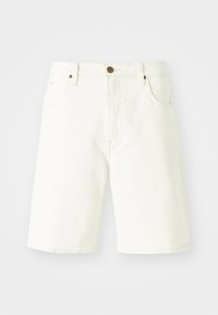 Shorts en denim blanc avec une coupe droite, design classique à cinq poches et fermeture à bouton en cuivre. Texture lisse et bords ourlés.