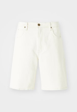 Fehér farmer rövidnadrág egyenes szabással, klasszikus öt zsebes dizájnnal és réz gombos záródással. Simább textúra és az élek felhajtva.
