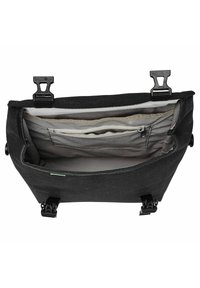 Interno di una borsa di stoffa nera con una fodera grigia chiara, due tasche aperte, un comparto con zip e due chiusure a clip nella parte superiore.