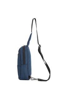 Borsa a tracolla in tessuto blu con zip nera, tracolla regolabile e superficie testurizzata. Presenta un dettaglio di hardware a clip sulla tracolla.