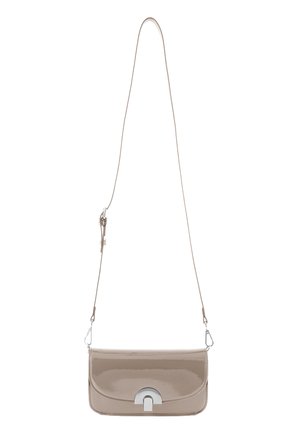Beige Crossbody-Tasche aus Lackleder mit einer geschwungenen silberfarbenen Metallverzierung, ausgestattet mit einem langen verstellbaren Riemen und einem einfachen Klappverschluss.
