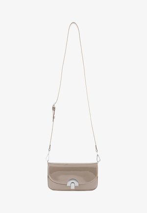 Beige Crossbody-Tasche aus Lackleder mit einer geschwungenen silberfarbenen Metallverzierung, ausgestattet mit einem langen verstellbaren Riemen und einem einfachen Klappverschluss.