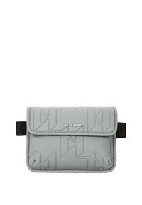 Borsa a clutch in pelle grigia con un motivo geometrico testurizzato, dotata di chiusura a pattina e di una tracolla intrecciata con dettaglio del logo.