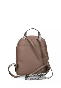 Piccolo zaino in pelle marrone con manici a motivo e spallacci regolabili, con dettagli in zip dorati.