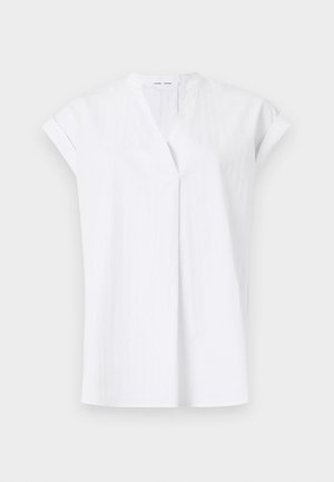 Hvit kortermet topp med V-hals design, med frontfoldinger og et lett, teksturert stoff. Minimalistisk og moderne stil.