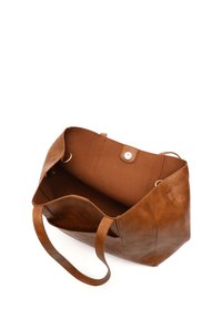 Braune Leder-Tote mit offenem Oberteil, mit glatter Textur, zwei Griffen und braunem Innenraum mit Druckknopfverschluss.