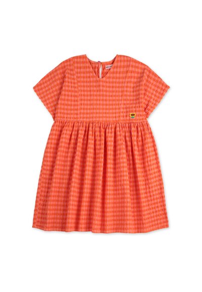 Orange rutigt klänning med korta ärmar, rund hals och rynkad kjol. Har en liten blommig broderi på fållen. Lättviktig tyg.