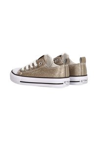 Zapatillas de lona doradas con purpurina, suela de goma blanca y cordones. Presenta costuras contrastantes en blanco y una franja negra en la suela.