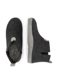 Grijze vilten slippers met een soepele grijze accent, ronde neus, elastische zijkanten en een lus aan de achterkant. Zacht, getextureerd materiaal.