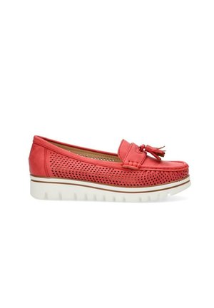 Zapato de cuero perforado rojo con puntera redonda, lazo decorativo, suela blanca y detalles texturizados. Presenta un diseño de cuña baja para mayor comodidad.