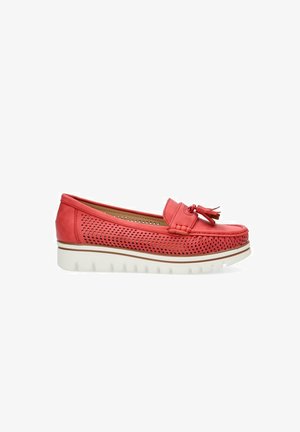 Zapato de cuero perforado rojo con puntera redonda, lazo decorativo, suela blanca y detalles texturizados. Presenta un diseño de cuña baja para mayor comodidad.