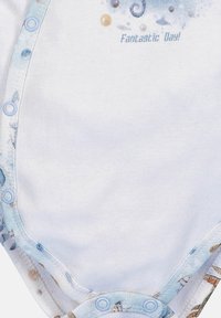 Witte baby romper met lichtblauwe drukknoopjes, voorzien van een speelse onderwaterafdruk en de tekst "Fantastische Dag!" in lichtblauw.