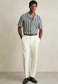 Reiss REGULAR FIT - ROULETTE TEXTURED CUBAN COLLAR  - Majica - airforce blue