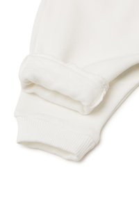 Puño de sudadera blanca con un acabado suave y texturizado. Presenta un borde acanalado y material doblado para mayor comodidad y estilo.