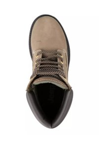 Stivale alla caviglia in suede marrone con collo imbottito, cuciture a contrasto e lacci a fantasia. Suola in gomma con dettagli neri e logo.