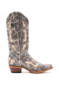 Stivale da cowboy in pelle grigia con cuciture decorative color crema, punta affusolata e tacco di legno basso. Presenta elementi di design intagliati e una finitura testurizzata.