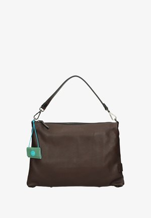 Borse in pelle marrone con finitura testurizzata, una tracolla rimovibile e un'etichetta turchese. Caratterizzata da una chiusura con zip superiore e un design minimalista.