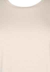 Top a maniche corte, con collo rotondo, in cotone leggero beige. Texture liscia senza motivi o decorazioni visibili.