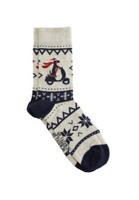 Stickade strumpor med en krämfärgad bas som har en pingvin på en skoter. Marinblå häl och tå, geometriska mönster och snöflingor genom hela strumpan.