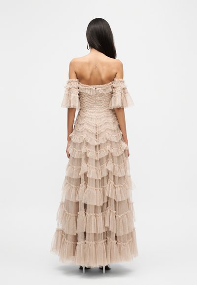 Maxikleid mit schulterfreiem Ausschnitt und Stufen in blushfarbenem Tüll. Es verfügt über geraffte Ärmel, eine strukturierte Stoffoberfläche mit Punkten und ein tailliertes Oberteil mit Reißverschluss auf der Rückseite.