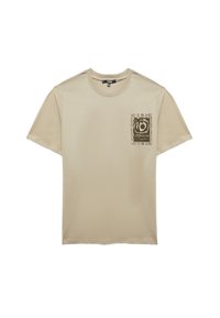 Camiseta de algodón beige con cuello redondo y mangas cortas. Presenta un diseño impreso en el área del bolsillo del lado izquierdo del pecho con texto y gráficos en negro.