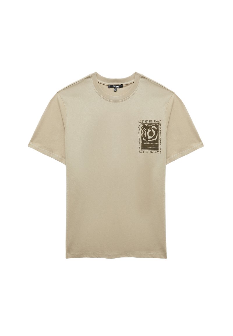 Camiseta de algodón beige con cuello redondo y mangas cortas. Presenta un diseño impreso en el área del bolsillo del lado izquierdo del pecho con texto y gráficos en negro.