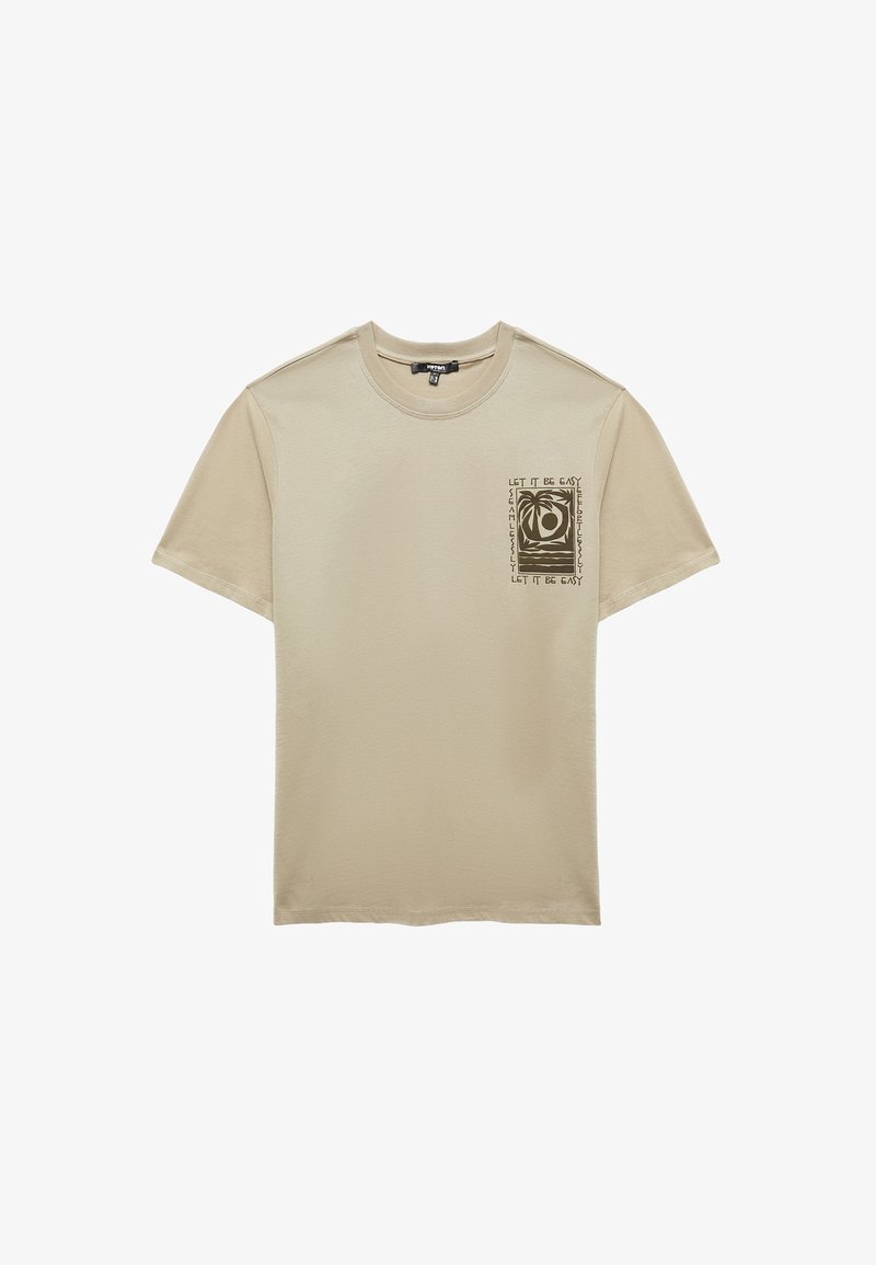 Camiseta de algodón beige con cuello redondo y mangas cortas. Presenta un diseño impreso en el área del bolsillo del lado izquierdo del pecho con texto y gráficos en negro.