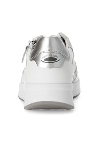 Weißer Sneaker mit metallisch silbernen Akzenten, ausgestattet mit einem glatten Obermaterial aus Leder, einem gepolsterten Kragen und einer Gummisohle. Logo auf der Ferse sichtbar.