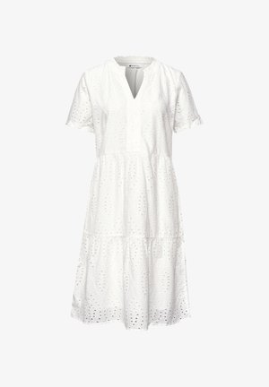 Robe blanche longueur genou avec broderie œillet, manches courtes et encolure en V avec un petit volant.