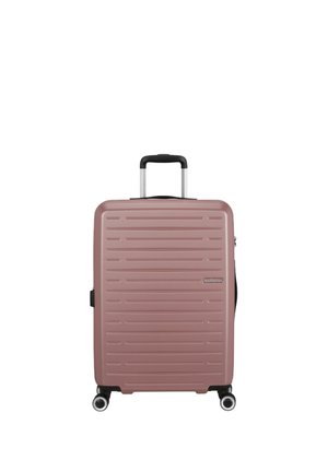 Valigia rigida rosa di media grandezza con scanalature orizzontali, quattro ruote e manico telescopico nero esteso.