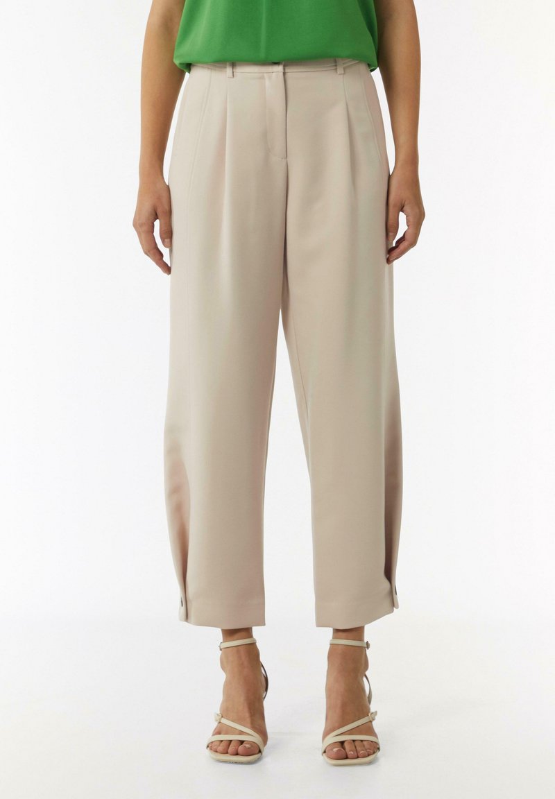 comma EXTENSIBLE DE COUPE BOULE À DÉTAIL BOUTONNÉ - Broek - beige