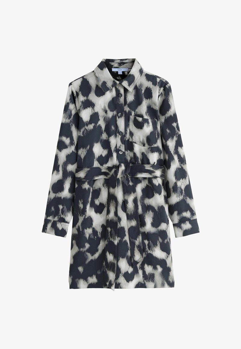 Robe chemise à boutons en imprimé animal bleu marine et blanc, avec des manches longues, un col, des poches latérales et une taille ceinturée.