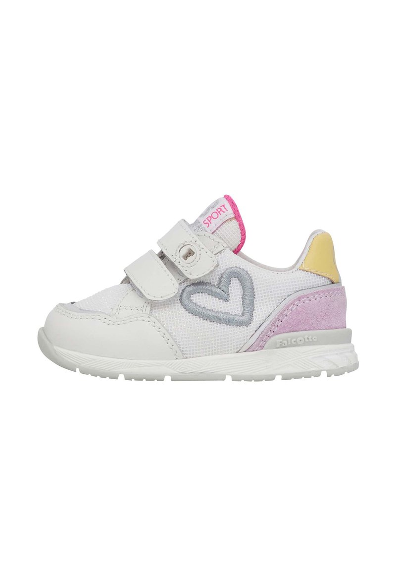 Weißer Sportschuh mit Klettverschlüssen, Obermaterial aus Mesh und pinken Akzenten. Verfügt über ein graues Herzdesign und ein strukturiertes lila Fersenpanel.