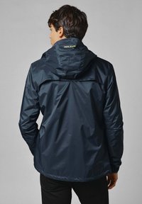 Námořnická modrá nepromokavá bunda s kapucí, s hladkým povrchem, nastavitelnými manžetami a logem "PEPE JEANS" na zadním výstřihu.