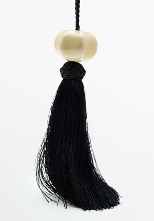 Zwarte kwast met een gevlochten hangkoord, versierd met een gladde, glanzende bolvormige accent in een lichte kleur. De textuur is glad op het ronde deel.