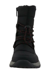 Botas de invierno negras con parte superior acolchada, cordones de acento rojos, suela de goma texturizada y cierre de cremallera en el costado.