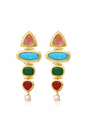 Boucles d’oreilles pendantes ton or avec triangle rose, ovale bleu, carré vert, pierres rouges en forme de goutte et perle blanche pendante en bas.
