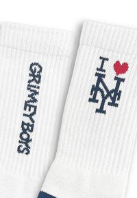 Calcetines de algodón blancos con textura acanalada, que presentan texto en azul marino "Grimey Boys" y un gráfico de "I ❤️ NY" en azul y rojo.