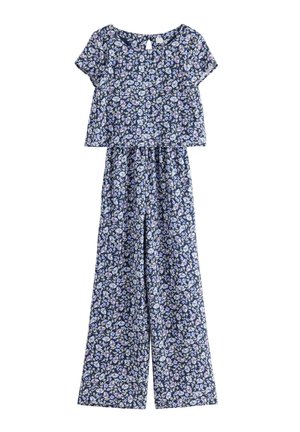Tmavě modrý květovaný dvoudílný outfit se zkráceným topem s krátkými rukávy a kalhotami s širokými nohavicemi a vysokým pasem, zdobený světle fialovými a bílými květy.