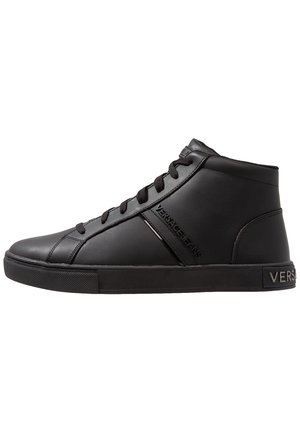 Baskets montantes noires avec lacets noirs, semelle en caoutchouc et logo Versace Jeans sur le côté et le talon arrière.