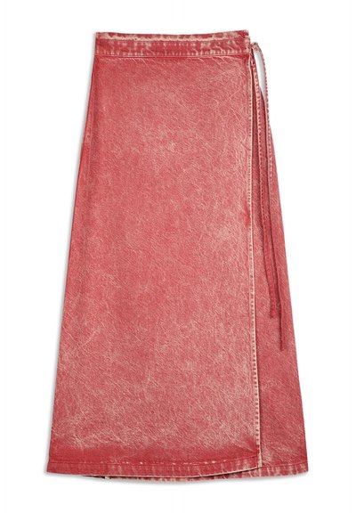 Jupe rouge en tissu texturé avec un motif décoloré. Comprend une taille à nouer et une coupe droite avec un ourlet en bas.