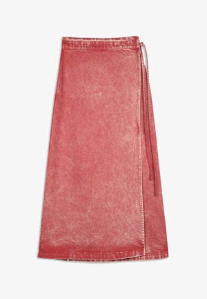 Falda envolvente de denim rojo con un efecto de lavado descolorido, de longitud hasta el tobillo, que presenta un cierre lateral con lazo y dobladillo cosido.