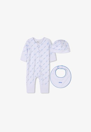 Set di abbigliamento per neonati in cotone bianco, composto da una tutina a maniche lunghe con pattern blu, un cappellino coordinato e un bavaglino bianco con bordo e logo blu.