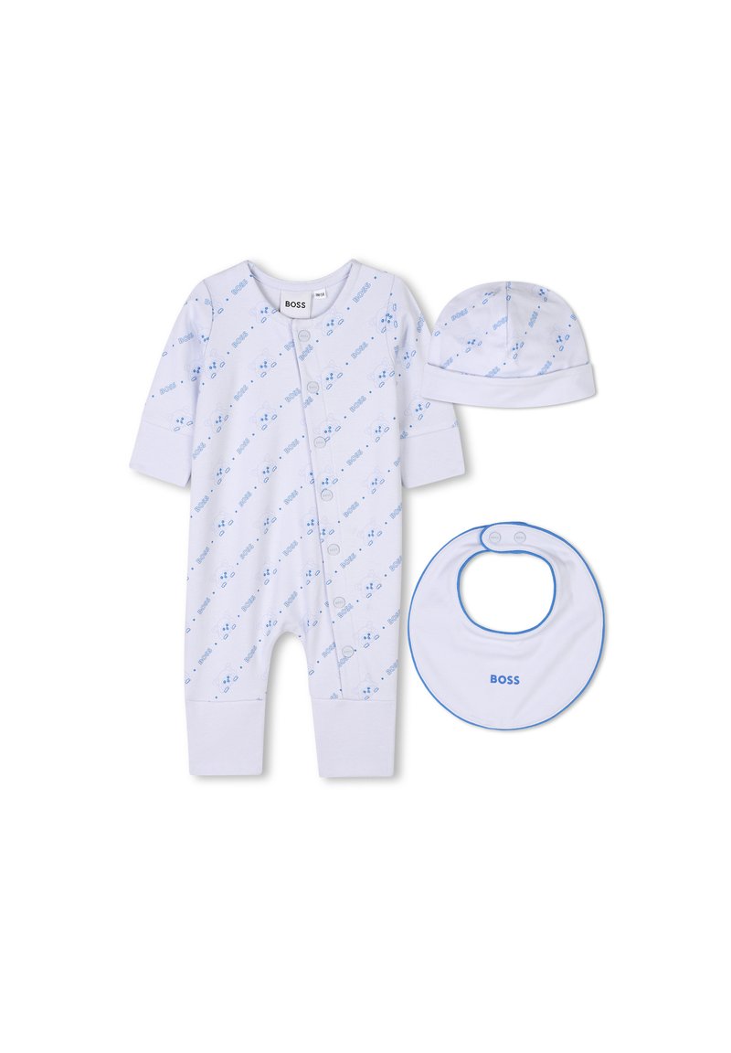 Ensemble pour bébé en coton blanc comprenant un body à manches longues avec des motifs bleus, un bonnet assorti et un bavoir blanc avec des bords bleus et un logo.