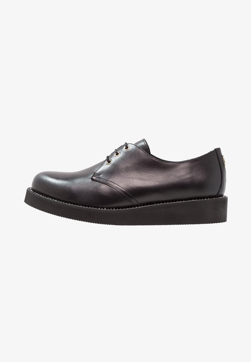 Černé kožené šněrovací boty s kulatou špičkou, vyznačující se hladkým povrchem a silnou černou gumovou podrážkou. Minimalistický design s jemnými akcenty.
