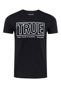 Zwarte katoenen T-shirt met een gedurfde witte grafische tekst "TRUE" en "FIRST DENIM IN EUROPE • MUSTANG" in het midden. Regular fit met korte mouwen.
